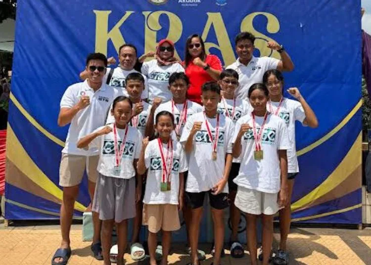 Atlet Akuatik Jepara Sabet 23 Medali di KRAS Jateng 25 FOTO BERSAMA: Atlet akuatik Jepara berfoto bersama usai memperoleh medali di Kejuaraan Renang Antar Sekolah (KRAS) tingkat Jawa Tengah yang diselenggarakan di Purwokerto, 5-7 September 2025. (Tomi Budianto/Lingkarjateng.id)