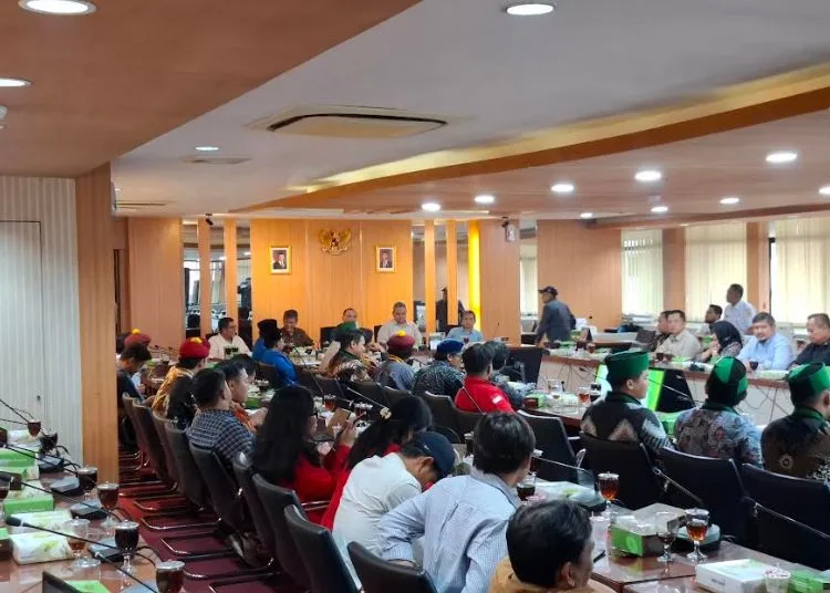 Audiensi di DPRD Jateng Bahas Isu UMP Rendah hingga PHK 25 Suasana audiensi mahasiswa dengan legislative di Kantor DPRD Jateng, Rabu, 10 September 2025. (Rizky Syahrul/Lingkarjateng.id)