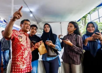 Gubernur Jawa Tengah Ahmad Luthfi menemui para pencari kerja di job fair Semarang. (Humas Pemprov Jateng/Lingkarjateng.id)