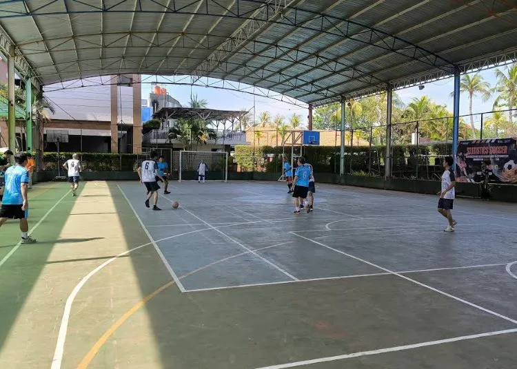 BPS Kendal Mulai Persiapan Sensus Ekonomi 2026 25 BERTANDING: Kegiatan statistics soccer dan sosialisasi sensus ekonomi 2026 di Lapangan Futsal Tirtoarum Arum Baru Kendal, Jumat 12 September 2025. (Arvian Maulana/Lingkarjateng.id)