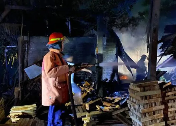 Brak Mebel di Jepara Terbakar, Pemilik Ditaksir Rugi hingga Rp200 Juta 25 MEMADAMKAN API: Petugas pemadam kebakaran memadamlam api di brak mebel Desa Karanggondang, Kecamatan Mlonggo, Kabupaten Jepara terbakar pada Selasa, 16 September 2025. (Tomi Budianto/Lingkarjateng.id)