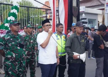 Bupati Batang, M. Faiz Kurniawan, saat menemui massa demi di Jalan Veteran, Kabupaten Batang pada Sabtu, 30 Agustus 2025. (Lingkar Network/Lingkarjateng.id)