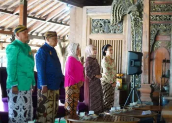 Bupati Kendal, Dyah Kartika Permanasari (kedua kanan) dalam kegiatan pelantikan Pengurus Paguyuban Trah Mataram Nusantoro Jawa Tengah periode 2025-2030 di Kampoeng Djowo Sekatul, Desa Margosari, Kecamatan Limbangan, pada Minggu, 21 September 2025 sore. (Dok. Pribadi/Lingkarjateng.id)