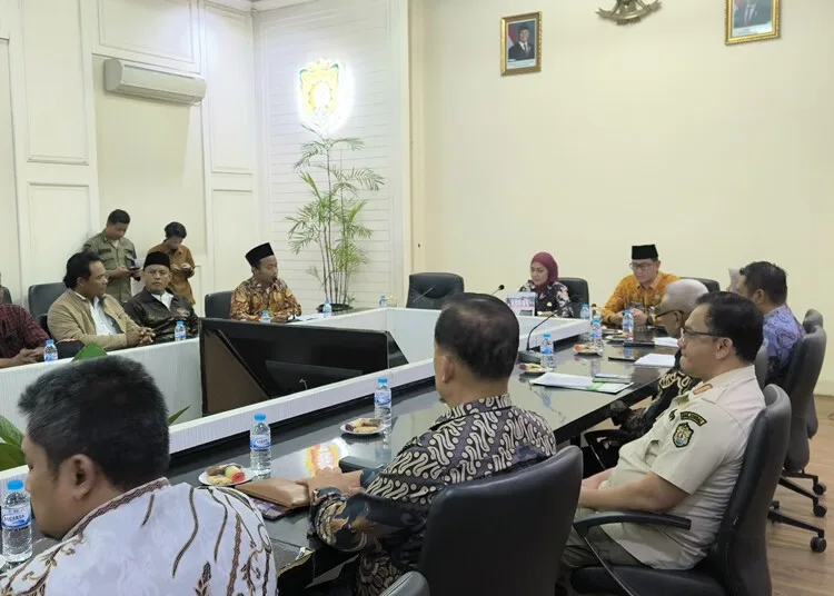 Polemik Tambang, Bupati Kendal Segera Tindak Lanjuti Tuntutan Warga Tunggulsari 25 Bupati Kendal, Dyah Kartika Permanasari, didampingi Kepala Kesbangpol Kendal, Alfebian Yulando, serta OPD terkait saat audiensi bersama warga Tunggulsari di Ruang Ngesthi Widhi, Kamis, 25 September 2025. (Arvian Maulana/Lingkarjateng.id)