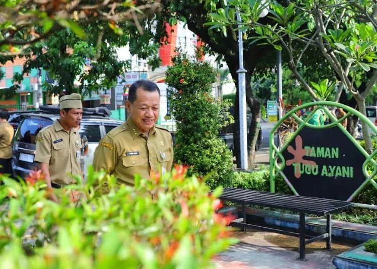 Bupati Kudus Ajak Semua Pihak Jaga Ruang Publik Tetap Hijau dan Bersih 25 Bupati Kudus Sam’ani Intakoris saat meninjau Taman Tugu Jenderal Ahmad Yani di Jalan Ahmad Yani Kudus, Senin, 29 September 2025. (Nisa Hafizhotus Syarifa/Lingkarjateng.id)