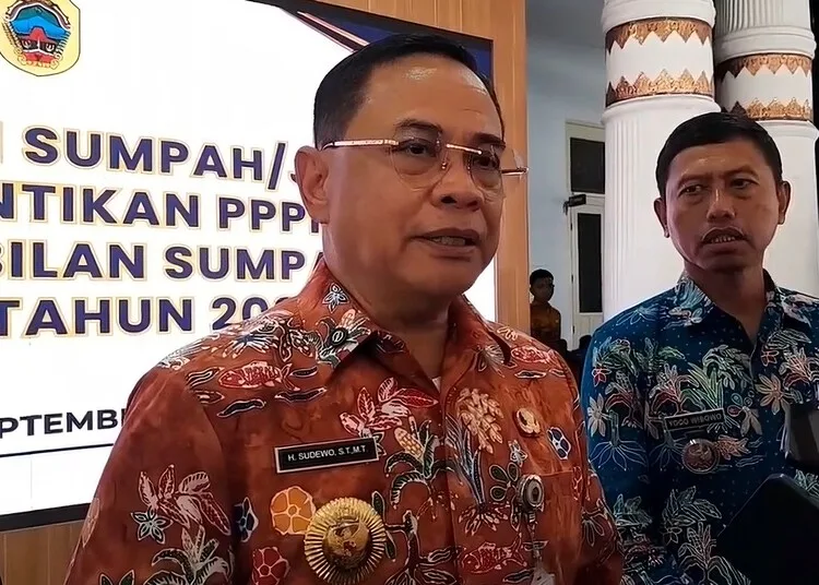 Bupati Pati Segera Angkat 1.219 Honorer R4 Jadi PPPK Paruh Waktu 25 Bupati Pati, Sudewo, memberi keterangan kepada awak media usai pelantikan PPPK dan PNS di Pendopo Kabupaten Pati pada Selasa, 30 September 2025. (Mutia Parasti/Lingkarjateng.id)