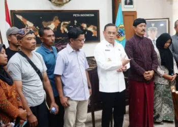 Bupati Pati, Sudewo, saat menerima audiensi Jaringan Masyarakat Peduli Pegunungan Kendeng (JMPPK) di Pendopo Kabupaten Pati, Rabu, 24 September 2025. (Antara/Lingkarjateng.id)