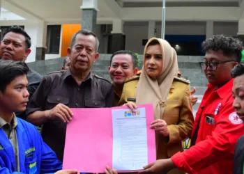 Bupati Pekalongan, Fadia Arafiq, bersama sejumlah pihak menunjukkan dokumen kesepakatan terkait tuntutan mahasiswa dalam aksi damai di depan Kantor DPRD Kabupaten Pekalongan pada Senin, 8 September 2025. (Pemkab Pekalongan/Lingkarjateng.id)