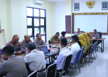 Cegah Kasus Keracunan, Polres Pekalongan Bentuk Posko Satgas MBG 31 RAPAT: Kapolres Pekalongan AKBP Rachmad C. Yusuf memimpin rapat koordinasi antisipasi keracunan akibat menu makan bbergizi gratis di Aula Presisi Polres Pekalongan, Senin, 29 Septemebr 2025. (Fahri Akbar/Lingkarjateng.id)