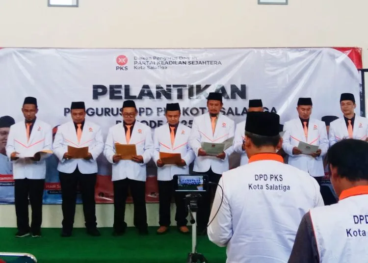 DPD PKS Dukung Kebijakan Pro Rakyat Pemkot Salatiga 25 BERIKRAR: Pengurus DPD PKS Kota Salatiga periode 2025-2030 saat dilantik oleh DPW PKS Jateng di Salatiga, Sabtu, 20 September 2025. (Angga Rosa/Lingkarjateng.id)