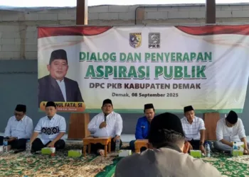 DIALOG: Ketua DPC Partai Kebangkitan Bangsa (PKB) Kabupaten Demak, Zayinul Fata (ketiga kiri), dalam acara Dialog dan Penyerapan Aspirasi Publik, bertempat di Pendopo rumah dinas Ketua DPRD Demak, Senin, 8 September 2025. (M. Burhanuddin Aslam/Lingkarjateng.id)