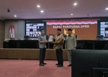 DPRD Kendal Sampaikan Rancangan KUA PPAS 2026 27 SIMBOLIS: Penyerahan dokumen KUA dan PPAS dari Wakil Bupati Kendal Benny Karnadi kepada pimpinan dewan di Ruang Paripurna DPRD, Jumat 12 September 2025. (Arvian Maulana/Lingkarjateng.id)