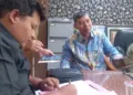 Wartawan LingkarTV Vicky Rio melayangkan surat aduan kepada Badan Kehormatan DPRD Rembang, Senin, 8 September 2025. (Lingkar Network/Lingkarjateng.id)