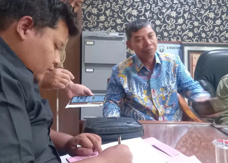 Wartawan LingkarTV Vicky Rio melayangkan surat aduan kepada Badan Kehormatan DPRD Rembang, Senin, 8 September 2025. (Lingkar Network/Lingkarjateng.id)