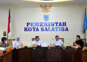 RAKOR: Wali Kota Salatiga Robby Hernawan (tengah) memimpin Rapat Koordinasi Forkopimda yang digelar di Ruang Kalitaman Setda Kota Salatiga, Rabu, 10 September 2025. (Prokompim Setda Salatiga/Lingkarjateng.id)