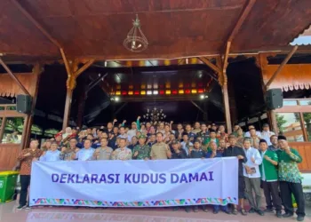 Bupati Kudus Sam’ani Intakoris (keenam kiri) dalam kegiatan Deklarasi Kudus Damai yang diikuti jajaran Forkopimda dan perwakilan berbagai elemen masyarakat di Pendopo Kabupaten Kudus, Senin, 1 September 2025. (Nisa Hafizhotus Syarifa/Lingkarjateng.id)