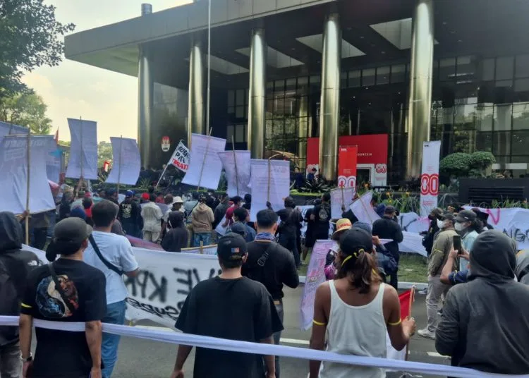 DEMO: Aliansi Masyarakat Pati Bersatu (AMPB) demo di Gedung Merah Putih KPK, Jakarta, Senin, 1 September 2025. (Lingkar Network/Lingkarjateng.id)