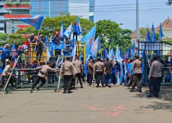 Ratusan eks buruh PT Sritex menggelar unjuk rasa di Depan Kantor Gubernur Jawa Tengah, Kota Semarang, pada Rabu, 24 September 2025. (Rizky Syahrul Al-Fath/Lingkarjateng.id)