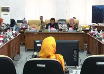 SIDANG: Pansus hak angket DPRD Pati menghadirkan Kepala Sekolah SMPN 1 Tayu terkait mutasi guru dalam rapat yang digelar pada Rabu, 3 September 2025. (Lingkar Network/Lingkarjateng.id)