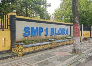 POTRET: Tampak depan pagar SMP 1 Blora. (Hanafi/Lingkarjateng.id)