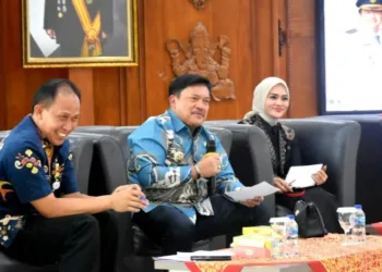 Wali Kota Salatiga Robby Hernawan (tengah) memberikan arahan dalam rapat koordinasi program MBG di Ruang Kaloka Setda, Kamis 25 September 2025. (Humas Prokompim Setda Salatiga/Lingkarjateng.id)