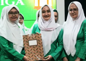 Pengukuhan Ketua Umum Pengurus Cabang Fatayat Nahdlatul Ulama (NU) Kota Salatiga periode 2025–2030 Arna Asna Annisa (tengah) pada Jumat, 5 September 2025. (Fatayat NU Salah/Lingkarjateng.id)