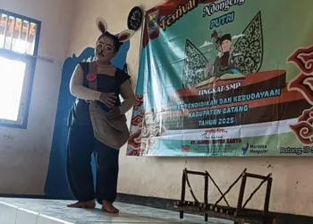 Siswi SMPN 1 Subah mengikuti lomba mendongeng dalam Festival Tunas Bahasa Ibu di SMPN 1 Kandeman, Kabupaten Batang, pada Kamis, 18 September 2025. (Pemkab Batang/Lingkarjateng.id)