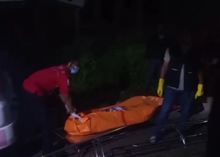 EVAKUASI: Petugas kepolisian mengevakuasi kerangka manusia yang ditemukan di kebun belakang bangunan kosong eks kantor DPU, Dukuh Sibedug, Kajen, Kabupaten Pekalongan pada Rabu, 3 September 2025. (Humas Polres Pekalongan/Lingkarjateng.id)