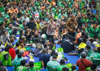 Gubernur Jawa Tengah, Ahmad Luthfi, mengumumkan rencana insentif pajak ojol dalam acara Sarasehan Mitra Ojol dan ASK yang digelar di GOR Jatidiri, Kota Semarang, pada Jumat, 12 September 2025. (Pemprov Jateng/Lingkarjateng.id)