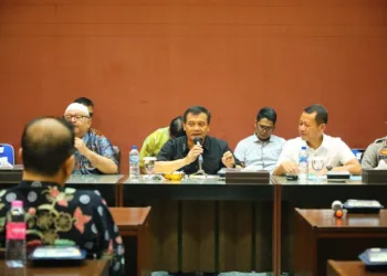 Gubernur Jawa Tengah, Ahmad Luthfi, didampingi Bupati Kudus, Sam’ani Intakoris, saat menemui sejumlah pengusaha rokok di Gedung PPRK Kudus, Desa Glantengan, Kecamatan Kudus Kota, pada Jumat, 19 September 2025. (Nisa Hafizhotus S./Lingkarjateng.id)