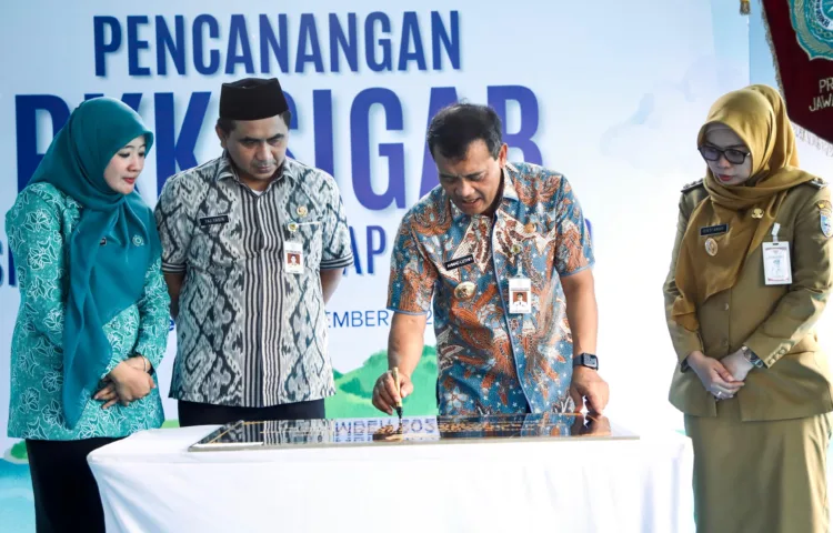 Desa Banjarsari Demak Jadi Lokasi Pencanangan Program PKK Sigab Pemprov Jateng 25 Gubernur Jateng, Ahmad Luthfi, saat mersemikan pencanangan PKK Sigab di Desa Banjarsari, Kecamatan Sayung, Kabupaten Demak, Selasa, 30 September 2025. (M. Burhanuddin Aslam/Lingkarjateng.id)