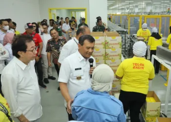 Gubernur Luthfi Siap Dongkrak Investasi Sektor Padat Karya di Jateng 29 Gubernur Jawa Tengah, Ahmad Luthfi, saat mengunjungi pabrik PT Sido Muncul di Kecamatan Bergas, Kabupaten Semarang, pada Rabu, 10 September 2025. (Pemprov Jateng/Lingkarjateng.id)