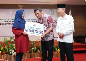 Gubernur Jateng Salurkan Bantuan Perbaikan 150 Unit RTLH Senilai Rp 3 Miliar 26 Gubernur Jawa Tengah, Ahmad Luthfi, menyerahkan bantuan perbaikan RTLH secara simbolis di Hotel Candi Indah, Kota Semarang pada Jumat, 12 September 2025. (Pemprov Jateng/Lingkarjateng.id)