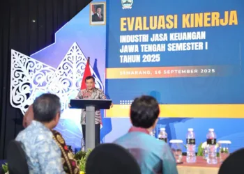 Gubernur Jawa Tengah, Ahmad Luthfi, saat menghadiri Evaluasi Kinerja Industri Jasa Keuangan (IJK) Jawa Tengah Semester I di Hotel Gumaya, Semarang, Selasa, 16 September 2025. (Pemprov Jateng/Lingkarjateng.id)
