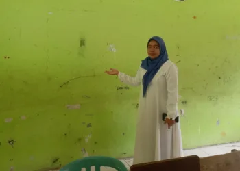 Guru BK SMPN 2 Kragan, Kabupaten Rembang, menunjukkan lokasi kejadian perundungan, Kamis, 11 September 2025. (Lingkar Network/Lingkarjateng.id)