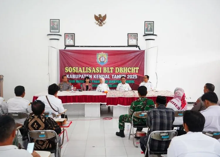 Bupati Kendal, Dyah Kartika Permanasari (tengah), beserta OPD terkait dalam kegiatan penyaluran Bantuan Langsung Tunai (BLT) dari Dana Bagi Hasil Cukai Hasil Tembakau (DBHCHT) tahun anggaran 2025 di Aula Kecamatan Ringinarum, Rabu, 10 September 2025. (Humas Pemkab Kudus/Lingkarjateng.id)