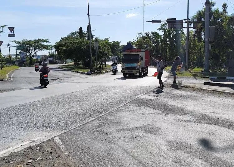 MELINTAS: Kendaraan melintas di Jalan Pantura Ungup-Ungup, Weleri, Kabupaten Kendal yang lampu lalu lintasnya rusak. (Arvian Maulana/Lingkarjateng.id)