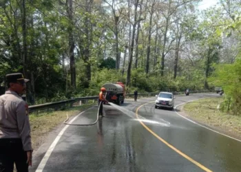 BERSIHKAN JALAN: Petugas BPBD Blora membersihkan tumpahan oli jalan nasional Blora-Cepu turut Desa Cabak Kecamatan Jiken, Kabupaten Blora pada Jumat, 12 September 2025. (Dok. Istimewa/Lingkarjateng.id)