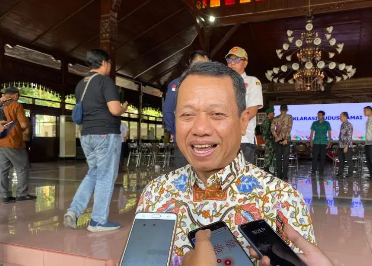 Hingga Situasi Kondusif, ASN Kudus Diminta Tak Pakai Seragam dan Mobil Dinas 25 Bupati Kudus Sam’ani Intakoris di depan Pendopo Kabupaten Kudus, Senin, 1 September 2025. (Nisa Hafizhotus Syarifa/Lingkarjateng.id)