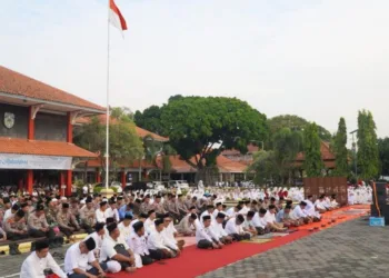 BERSHOLAWAT: Pejabat Pemerintah Kabupaten Jepara dan masyarakat dalam gelaran Jepara Bersholawat dan Doa Bersama di halaman Setda Jepara pada Senin, 8 September 2025. (Tomi Budianto/Lingkarjateng.id)