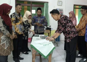 Disdikpora Kabupaten Kudus saat menyaksikan pengembalian dana kas dari iuran K3S Kecamatan Jati pada Kamis, 4 September 2025 lalu. (Nisa Hafizhotus S./Lingkarjateng.id)