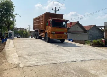 Truk melintasi Jembatan Kalitumpang yang berada di ruas Jalan Perintis Kemerdekaan, Kabupaten Batang, Rabu, 24 September 2025. (Pemkab Batang/Lingkarjateng.id)