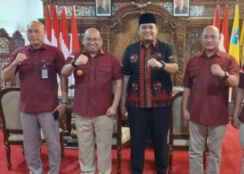 Jajaran pegawai Kantor Imigrasi Kelas I Non TPI Pati saat menemui Wakil Bupati Jepara, Muhammad Ibnu Hajar (kedua kanan), di Ruang Kerja Bupati Jepara pada Kamis, 5 September 2025. (Tomi Budianto/Lingkarjateng.id)