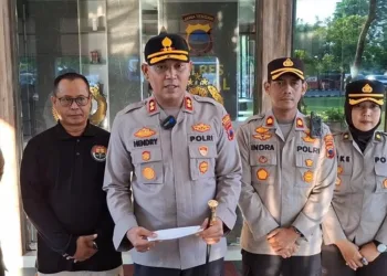 Kapolres Kendal, AKBP Hendry Susanto Sianipar, memberi keterangan kepada awak media pada Jumat, 19 Desember 2025. (Unggul Priambodo/Lingkarjateng.id)