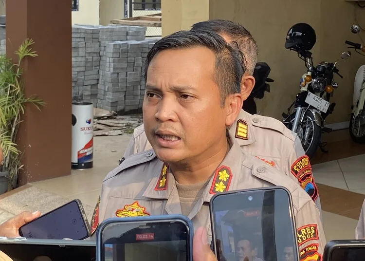 Polisi Ungkap Motif Penusukan Kakak Beradik di Wergu Wetan Kudus 25 Kapolres Kudus, AKBP Heru Dwi Purnomo, saat memberikan keterangan kepada awak media di Polsek Kota Kudus pada Senin, 15 September 2025. (Nisa Hafizhotus S./Lingkarjateng.id)