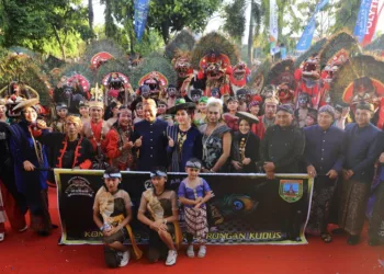 Bupati Kudus, Sam'ani Intakoris, berfoto bersama Forkopimda dan peserta karnaval budaya dalam perayaan Hari Jadi ke-476 Kabupaten Kudus di Alun-alun Simpang Tujuh, Sabtu, 20 September 2025. (Mohammad Fahtur Rohman/Lingkarjateng.id)