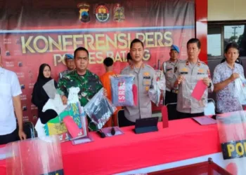 Polisi Tetapkan Dua Tersangka Perusakan Gedung DPRD Batang 26 Kapolres Batang, AKBP Edi Rahmat Mulyana, bersama Komandan Kodim 0736/Batang, Letkol Infanteri Andhika Baroto, menggelar konferensi pers penetapan dua tersangka kasus perusakan gedung DPRD Batang, Selasa, 2 September 2025. (Antara/Lingkarjateng.id)