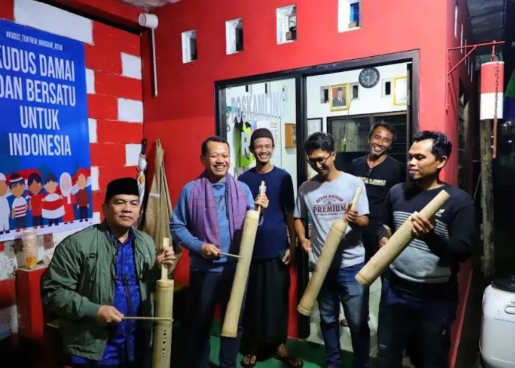 Keaktifan Siskamling di Kudus Tuai Apresiasi Kemendagri 25 Bupati Kudus Sam’ani Intakoris (kedua kiri) bersama Direktur Dekonsentrasi, Tugas Pembantuan, dan Kerja Sama Ditjen Bina Administrasi Kewilayahan Kemendagri Elfin Elyas dan pihak terkait meninjau program Siskamling di wilayah setempat, Kamis, 11 September 2025 malam. (Nisa Hafizhotus Syarifa/Lingkarjateng.id)