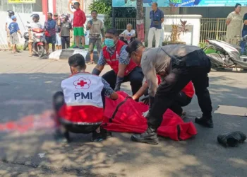 Pihak kepolisian bersama petugas PMI mengevakuasi korban kecelakaan di depan Stadion Kamal Junaedi, Kabupaten Jepara, Kamis, 25 September 2025. (Tomi Budianto/Lingkarjateng.id)