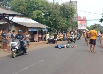 Korban kecelakaan terkapar di Jalan Raya Bugel-Jepara turut Desa Sukosono, Kecamatan Kedung, Kabupaten Jepara, Minggu, 21 September 2025. (Tomi Budianto/Lingkarjateng.id)